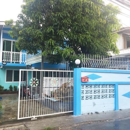 Ruean Mai Hom Vandrarhem Bangkok Exteriör bild